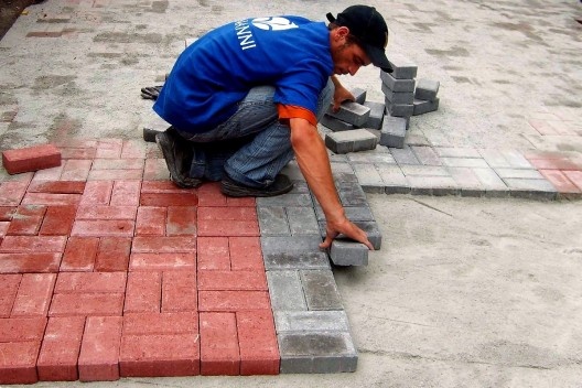 Colocação das peças, ajustes e cortes de calçada intertravada<br />divulgação  [ABCP]