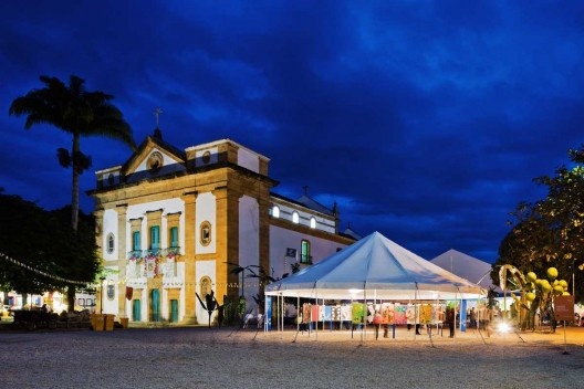 Flip 2011, instalações efêmeras, na praça da Matriz, Paraty<br />Foto Nelson Kon 