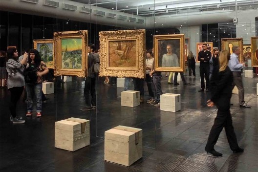 01-03. Reabertura da Pinacoteca do Masp na noite do dia 10 de dezembro de 2015. Os cavaletes de cristal, projeto original de Lina Bo Bardi, redesenho de Martin Corullon e Gustavo Cedroni<br />Foto Abilio Guerra 