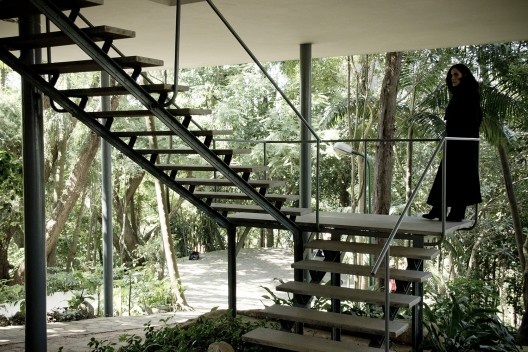 Escadaria da Casa de Vidro de Lina Bo Bardi<br />Foto Igor Marotti  [Wikimedia Commons]