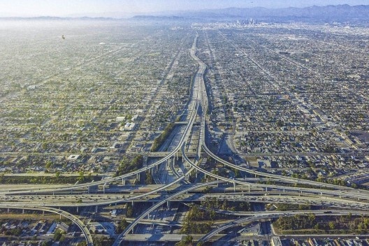 Los Angeles<br />Foto Iwan Baan  [Revista Monolito Especial X Bienal de Arquitetura de São Paulo, p. 42]
