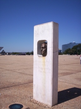 Imagem 25. Busto em homenagem ao engenheiro Israel Pinheiro<br />Foto Francisco Lauande 