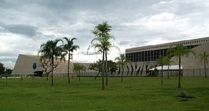 Oscar Niemeyer. Sede do Superior Tribunal de Justiça [www.infojus.gov.br/portal/imagens/noticia/2006/22458PP1.jpg]