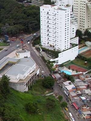Vista aérea del barrio de Morumbi, Sao Pablo. Favelas al lado de edificios<br />Foto Rein Geurtsen Workshop Rios Urbanos, 2003 