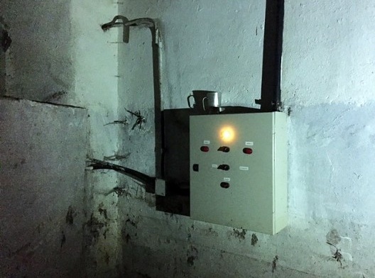 Marca do nível que a água atingiu no subsolo do edifício, decorrente de alagamento por falhas nas manutenções das bombas de recalque, Edifício Rizkallah Jorge, 2016<br />Foto Luiz Fernando de Azevedo Silva 