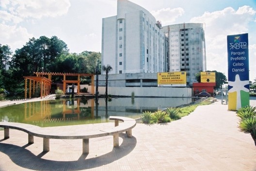 Complexo Hoteleiro Ibis/Mercure. Vista do novo acesso aberto ao lado dos hotéis, como estratégia de implantação do empreendimento [Acervo da autora, 2003]