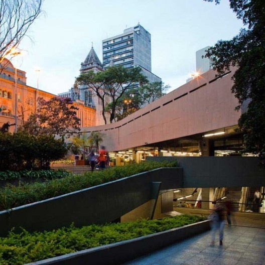 Estação São Bento de metrô, linha 1, São Paulo. Marcello Fragelli (coordenador) e equipe de arquitetos<br />Foto Nelson Kon  [FRAGELLI, Marcelo. "Quarenta anos de prancheta"]