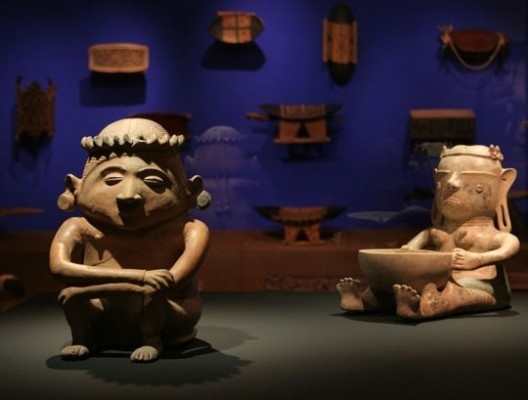Exposição “Bancos indígenas: entre a função e o rito”, Museu da Casa Brasileira, São Paulo, fev./jun. 2006, curadoria de Adélia Borges e Cristiana Barreto<br />Foto Mariana Chama 