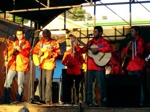 Folia de Reis se apresentando no Festival Gastronômico em São Luiz do Paraitinga, 2005 [www.paraitinga.com.br]