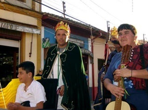 Folia de Reis se apresentando no Festival Gastronômico em São Luiz do Paraitinga, 2005 [www.paraitinga.com.br]