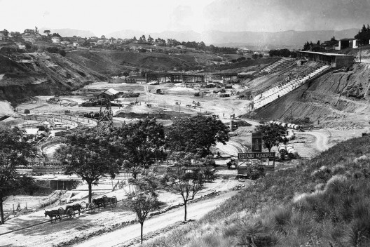 Estádio e complexo poliesportivo do Pacaembu, construção, São Paulo, anos 1940<br />Foto divulgação  [Acervo FAU USP / livro <i>Museu do Futebol</i>]