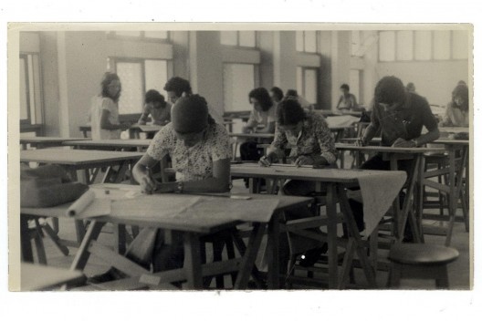 Alunas do curso de Arquitetura desenhando sobre pranchetas [Acervo Fotográfico EBA/Memorial Denis Bernardes]