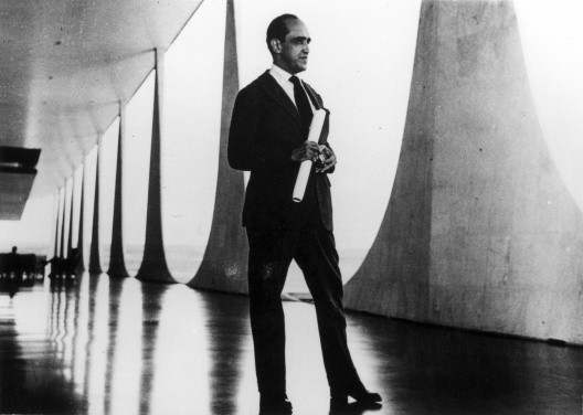 Oscar Niemeyer na varanda do Palácio do Alvorada<br />Foto M. M. Fontenelle  [Departamento de Patrimônio Histórico do Distrito Federal]