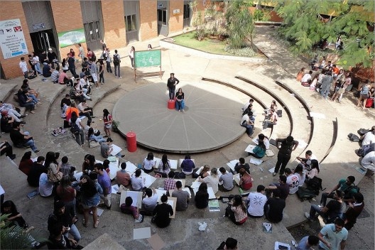 Teatro de Arena com alunos em aula de desenho. Escola de Artes e Arquitetura da PUC-Go<br />Foto Roberto Cintra 