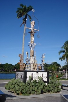 Monumento A Pedra do Reino, no Parque Solon de Lucena, com artefatos à prova de vandalismo que se misturam à obra de arte, tornando-a agressiva<br />Foto Patrícia Alonso de Andrade, 2010 