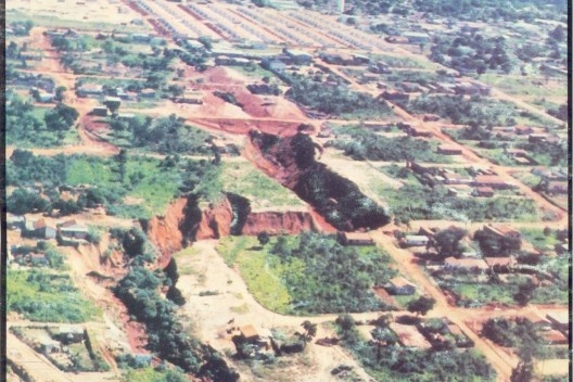 Implantação equivocada de um conjunto habitacional, que previu escoamento convencional de água, provocou em poucos meses processo de erosão<br />foto Edézio Teixeira 