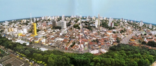 Fig. 3 – Vista tradicional de Cuiabá a partir da torre da Embratel, junho de 2002. Observa-se o Parque do Morro da Luz e seu potencial paisagístico em contraste com a cidade e seus edifícios. A Avenida paralela ao Parque é a Tenente Coronel Duarte, popula [SIQUEIRA, 2006: 109. /Org.: SILVA, Geovany J. A., 2007]