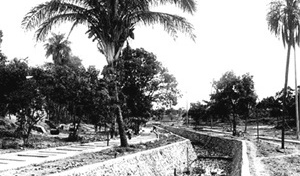 Fig. 4 – Na década de 1970 também ocorrem ocupações e intervenções mais agressivas sobre o Córrego. A exemplo da canalização da cabeceira e da urbanização da Praça Ernete Ricci junto à Prainha, no Bairro Araés [Acervo Fotográfico da Prefeitura Municipal de Cuiabá, 2007. /Org.: SILVA, Geovany J. A., 2]