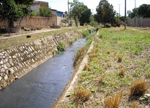 Fig. 5 – Imagem atual da Praça no Bairro Araés. A ausência do Poder Público e poluição intensa da água resultaram na marginalidade e violência local, assim os moradores deram as costas ao lugar com seus muros altos [Autor, 27/07/2006. /Org.: SILVA, Geovany J. A., 2007]