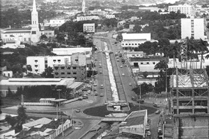 Fig. 18 – À esquerda, vista da Prainha ainda aberta na década de 1970, rotatória do cruzamento com a Avenida Isaac Povoas; na porção superior esquerda da mesma imagem está a Igreja Nossa Senhora Auxiliadora e ao fundo a torre da Igreja de São Gonçalo