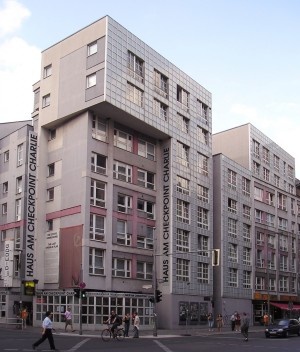 Casa em Checkpoint Charlie, Berlin-Kreuzberg, Arquiteto Peter Eisenman<br />Foto Friedrichstrasse  [Wikimedia Commons]