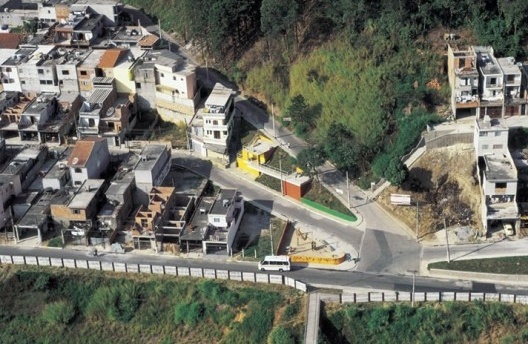Praça Alpes do Jaraguá, Jaraguá, São Paulo, 2001-2002. Boldarini Arquitetos Associados<br />Foto Andre Faccioli  [website oficial do escritório]
