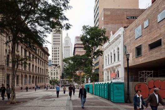 Praça das Artes, edifício novo e Conservatório Dramático e Musical restaurado, São Paulo. Escritório Brasil Arquitetura e arquiteto Marcos Cartum<br />Foto Nelson Kon 