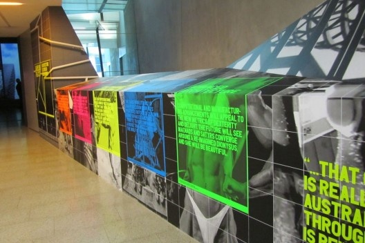 Entrada da exposição Sampling the City.<br />Foto Gabriela Celani 