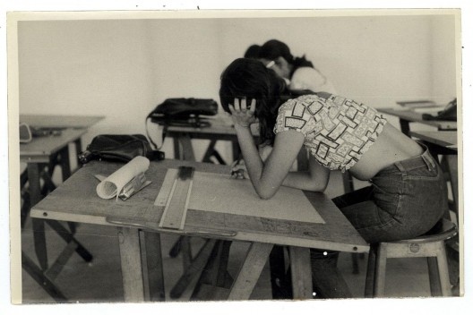 Alunas do curso de Arquitetura desenhando sobre pranchetas [Acervo Fotográfico EBA/Memorial Denis Bernardes]