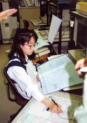 Arquiteta trabalhando em uma indústria japonesa de sistemas industrializados de construção