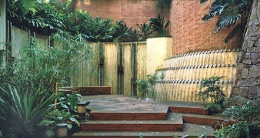Laboratório Fleury, pátio das águas, São Paulo, paisagista Rosa Kliass<br />Foto Nelson Kon 
