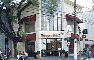 Rua Oscar Freire, São Paulo, 2000 – Fachada de estabelecimento comercial em local da cidade onde há a preocupação com o tratamento das fachadas, colocação dos anúncios, cores e dimensões