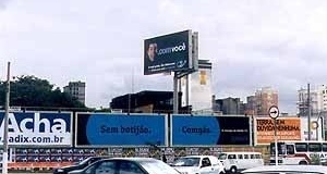Avenida Brigadeiro Faria Lima, 2000 – Outdoors colocados lado a lado ocupando todo o alinhamento de terrenos desocupados em grande avenida paulistana