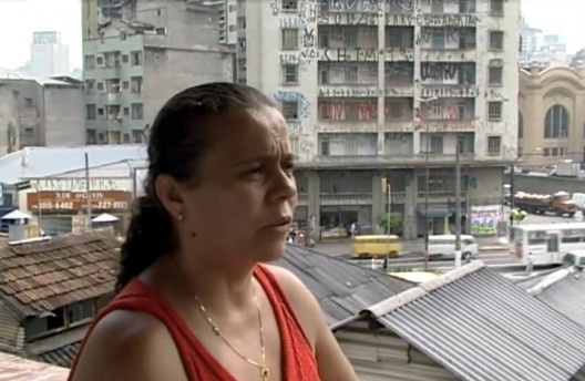 “Eu acho que esses prédios vazios têm que ser tudo ocupado pela população pobre”<br />Imagem divulgação  [Frame do filme “À margem do concreto” (51’01’”)]