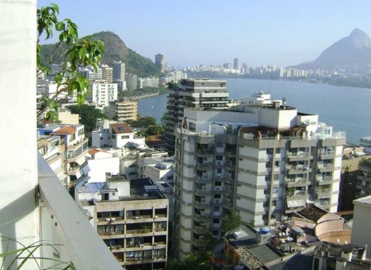 Prédio na Fonte da Saudade, Rio de Janeiro, onde o intervalo da varanda é um espaço de contemplação da paisagem<br />Foto Helena Lacé 