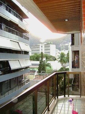 Prédio em Botafogo, Rio de Janeiro, onde o intervalo da varanda atua como filtro da casa<br />Foto Helena Lacé 