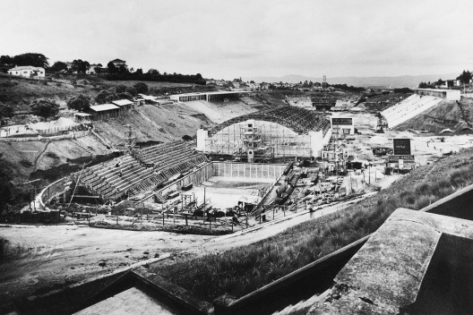 Estádio e complexo poliesportivo do Pacaembu, construção, São Paulo, anos 1940<br />Foto divulgação  [Acervo Cia. City / livro <i>Museu do Futebol</i>]