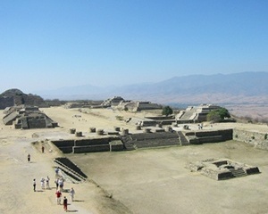 Sítio arqueológico de Monte Albán, Oaxaca, México. Centro cívico cerimonial situado no topo de uma montanha terraceada 1940 m acima do nível do mar<br />Foto Ruth Verde Zein 