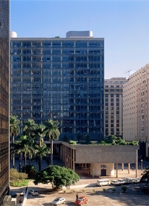 Palácio Capanema, edifício do Ministério da Educação e Saúde do Rio de Janeiro. Marco da arquitetura moderna no Brasil, no Rio de Janeiro, foi projetado em 1937, inaugurado em 1945, e tombado pelo IPHAN em 1948<br />Foto Nelson Kon 