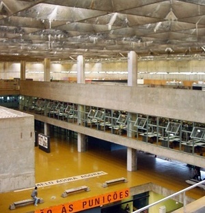 Edifício da FAUUSP. Projeto de João Baptista Vilanova Artigas e Carlos Cascaldi, marco da arquitetura paulista brutalista, tombado pelo Condephaat, na resolução no 26 de 23 de julho de 1981 e pelo Conpresp<br />Foto Paula Mastrocola 