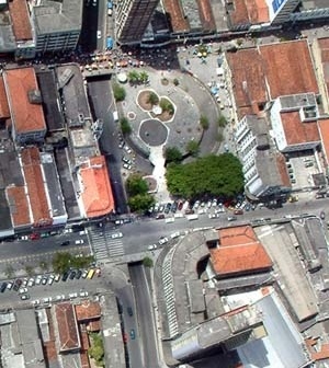 Praça Vidal de Negreiros e a referência limítrofe do Viaduto Damásio Franca. Ao fundo, parte da residência dos Ávila Lins e edifícios Duarte da Silveira, respectivamente, da esquerda para direita [Arquivo pessoal, 2004]
