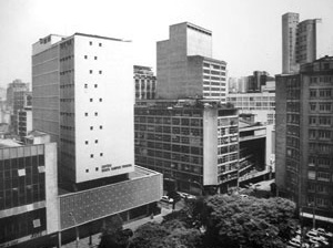 Os três edifícios, da esquerda para direita, na seqüência anterior