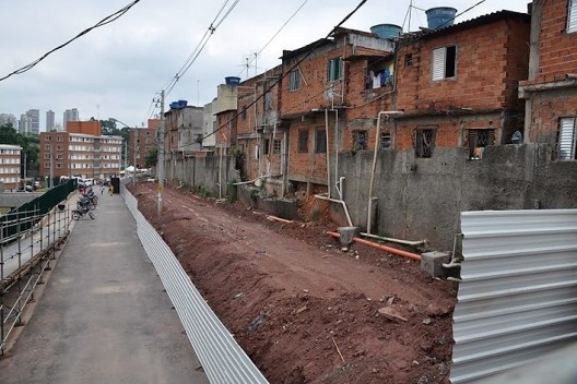 Jornada Paraisópolis: visita a campo – área em obra, tema de oficina de projetos, 02 e 03 de março de 2012<br />Foto Luiz Guilherme Rivera de Castro 