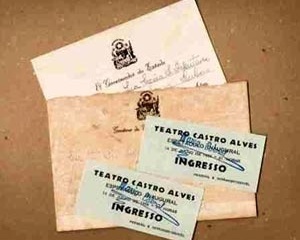 Figura 4: Convites para a cerimônia de inauguração do Teatro Castro Alves<br />Foto do autor 