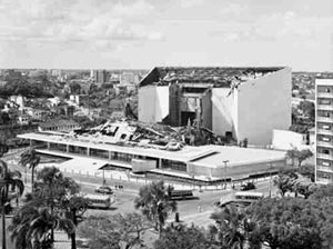 Figura 8: O teatro após o incêndio [Arquivo Odebrecht]