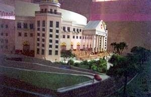 Maquete da Igreja Universal do Bairro do Iguatemi, Salvador-Ba. Edifício projetado especificamente para as atribuições funcionais de uma Igreja. Observar referências históricas como o grande frontão sobre colunata. “Igreja Colagem”