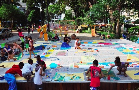 O território em disputa: o espaço público não utilizado, dominado por agentes do tráfico e da prostituição, é conquistado para o uso das crianças e famílias (Programa Centro Aberto, Largo do Paissandú)<br />Foto/Photo Red OCARA, 2014 
