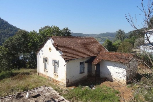 Patrimônio ferroviário em ruínas na área central de Marcelino Ramos<br />Foto Matheus Rigon 