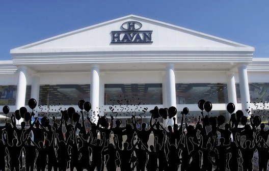 Os consumidores na frente da Havan: como se as pessoas estivessem na presença de alguma divindade, prontos para se sacrificar<br />Elaboração dos autores sobre foto de Otávio Nogueira  [Os consumidores na frente da Havan: como se as pessoas estivessem na presença de alguma di]