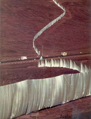 Christo e Jeanne-Claude, Running Fence, 1972, California. Aço e nylon, 5,5mx39km [KASTNER, Jeffrey e WALLIS, Brian, Land and Environmental Art, Londres, Phaidon, 1998]